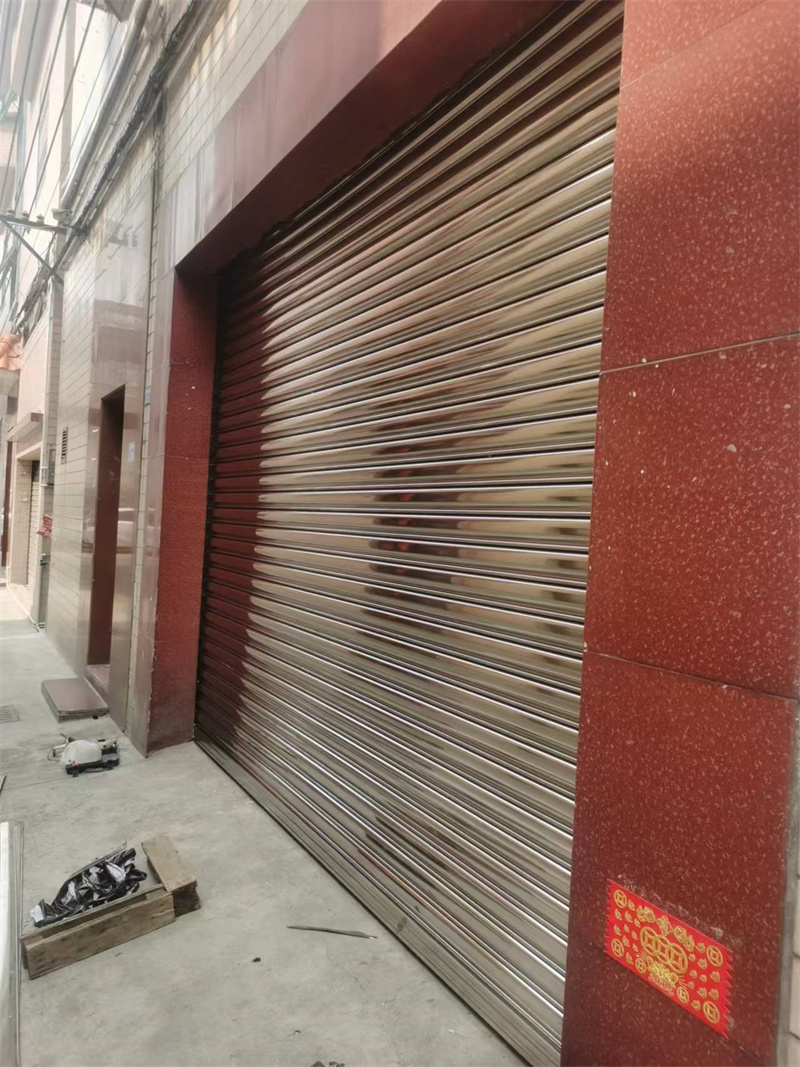 不鏽鋼卷閘門現場安裝圖片 (4)
